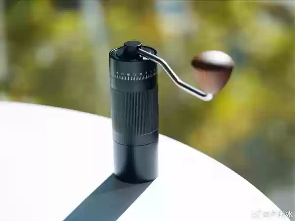 卢伟冰晒出REDMI K90邀请函：低音咖啡+手摇磨豆机 非常有意思