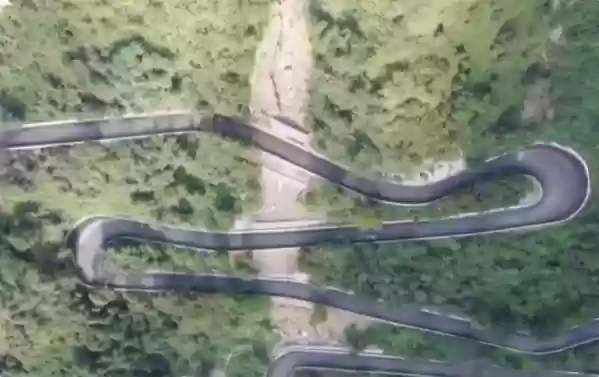 AI赛车闯过天门山“99道弯”：1100米垂直落差 全程10.77公里！