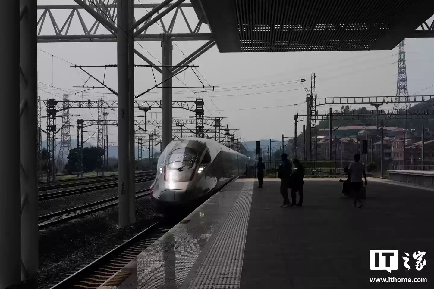 国铁 12306 今起升级“铁路畅行”常旅客会员服务：14 至 28 周岁获双倍积分，新增座位升舱功能