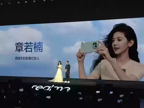 是你的女神吗！“楠朋友”章若楠现身真我发布会 教你如何用GT8+ Pro拍照