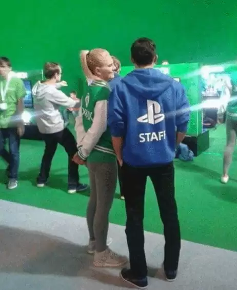 PS与Xbox工作人员合影