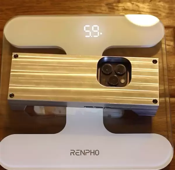 重2.7公斤的实心不锈钢手机壳：就是故意的！要价1500元