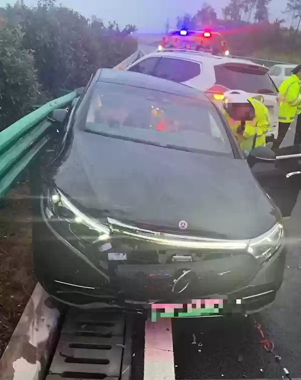 奔驰电动车高速追尾遭全损 车主索赔67万仅获赔24万引争议