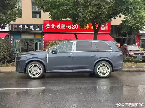 国产“迈巴赫GLS” 岚图泰山实车曝光：气场太强！