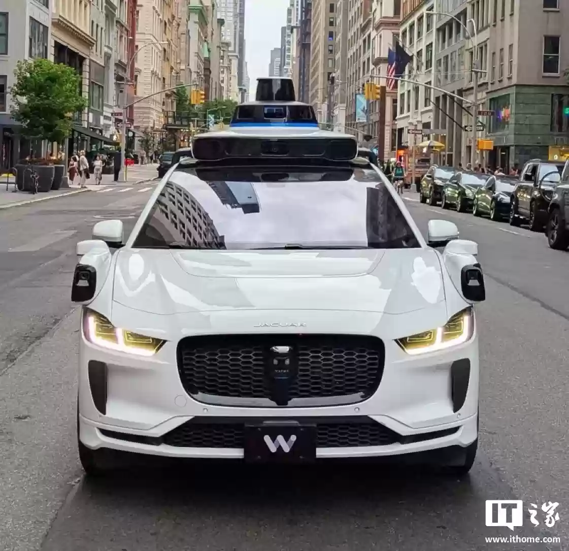 Waymo 自动驾驶出租车绕行停靠校车，美国监管机构展开调查