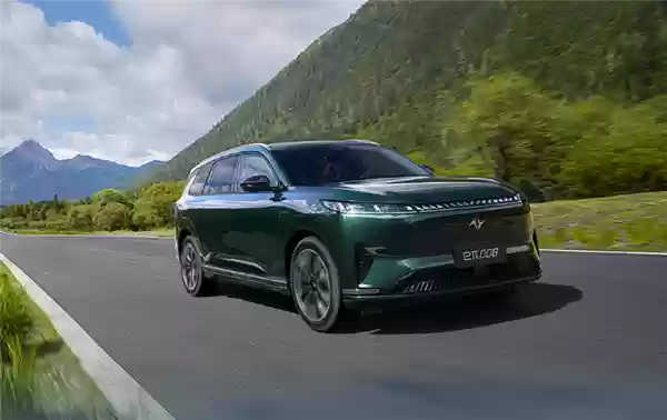 辅助驾驶撞护栏、自动泊车撞车!车主称新车一年内现三次险情