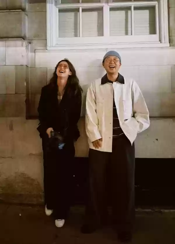 杜海涛晒与章泽天伦敦看展合照 章泽天一头蓬松卷发 松弛感拉满