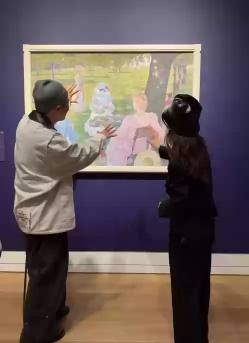 杜海涛晒与章泽天伦敦看展合照 章泽天一头蓬松卷发 松弛感拉满