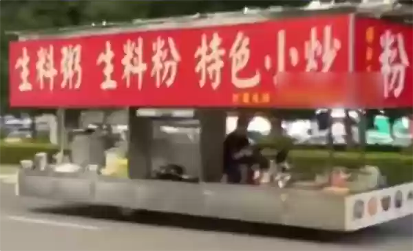 广西街头现5米长摆摊餐车！交警称已扣车 这类车不允许上路