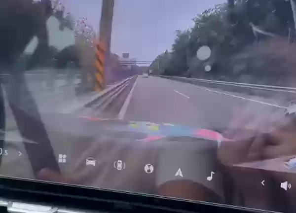 辅助驾驶撞护栏、自动泊车撞车!车主称新车一年内现三次险情