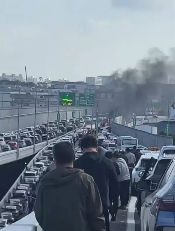 一辆大众途观高架起火燃烧：导致交通大拥堵