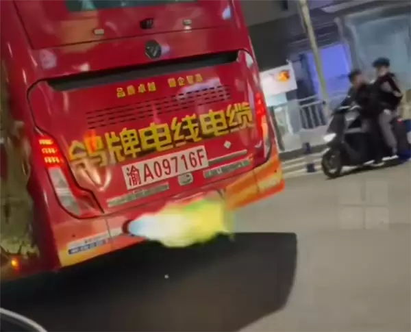 重庆一公交车行驶中排气管喷火 酷似火箭发动机！公交集团回应