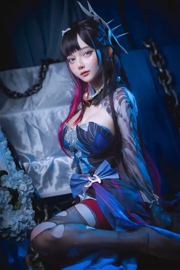 国外美女Cos《怪物猎人：荒野》阿尔玛 还原度赛高