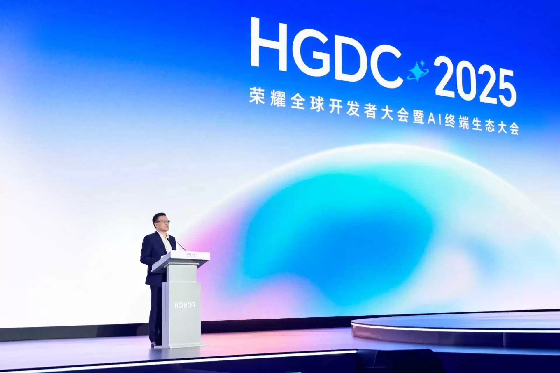 荣耀发布8大AI场景解决方案：以“全场景覆盖”推动终端智能普惠落地