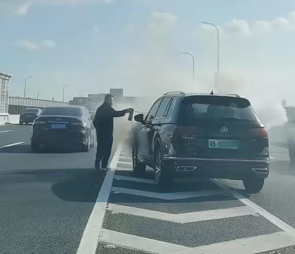 一辆大众途观高架起火燃烧：导致交通大拥堵