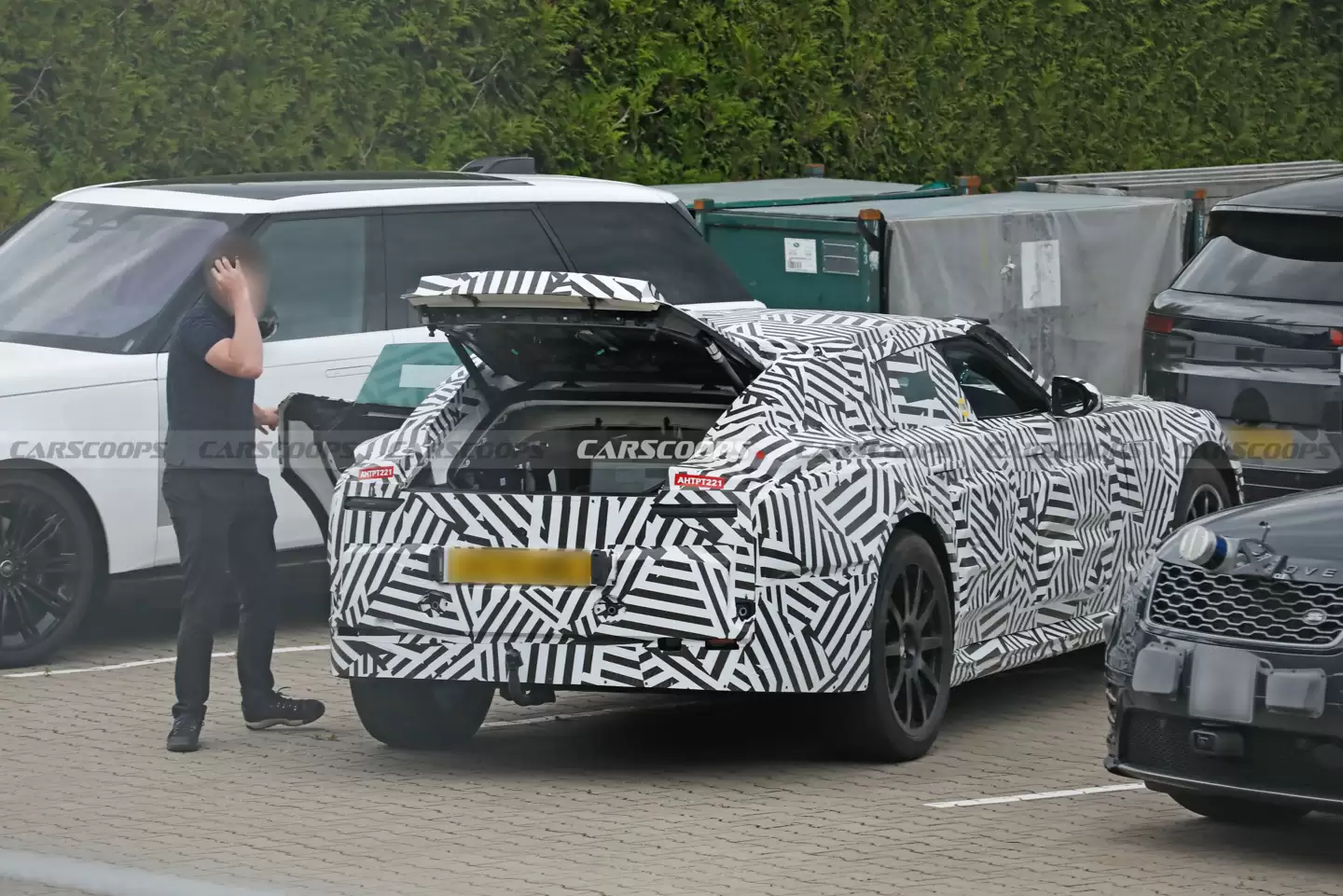 捷豹“品牌重塑之作”Type 00 纯电轿跑谍照曝光，采用大胆无后窗设计