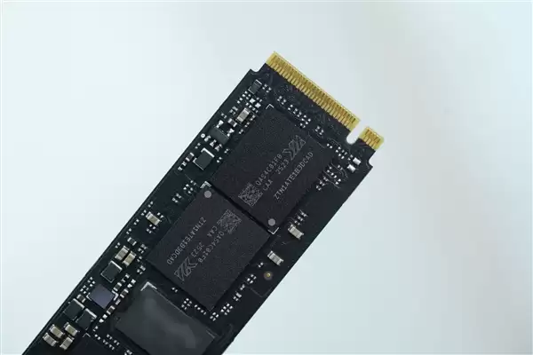 疾速6000MB/s！长江存储致态小翼e7 1TB SSD图赏