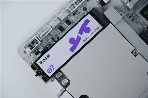 疾速6000MB/s！长江存储致态小翼e7 1TB SSD图赏