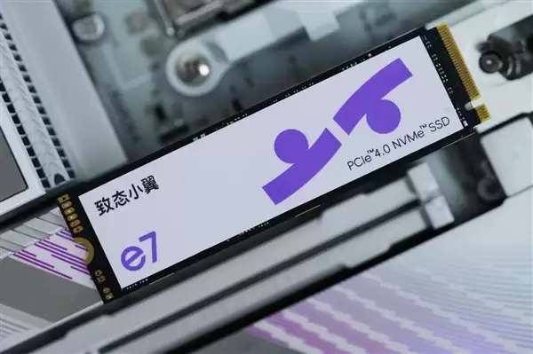 疾速6000MB/s！长江存储致态小翼e7 1TB SSD图赏