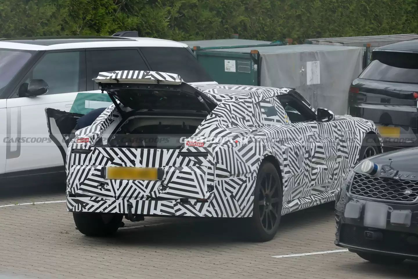 捷豹“品牌重塑之作”Type 00 纯电轿跑谍照曝光，采用大胆无后窗设计