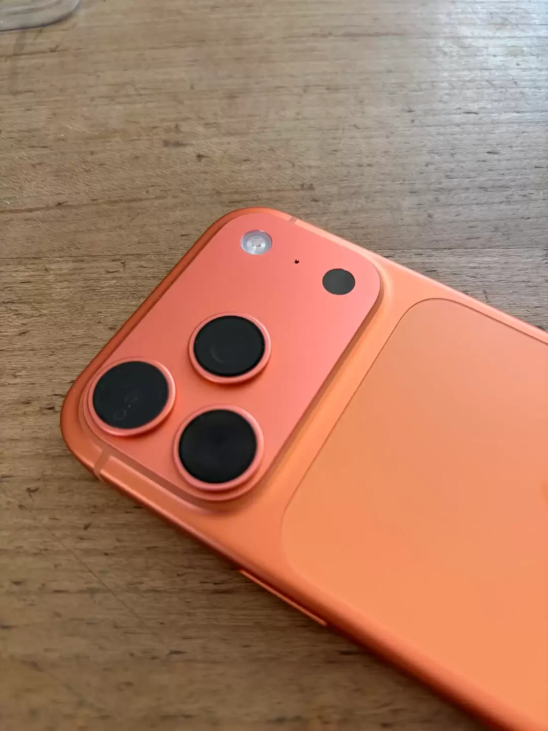 网友反馈苹果 iPhone 17 Pro 新机戴手机壳用 4 天出现色差