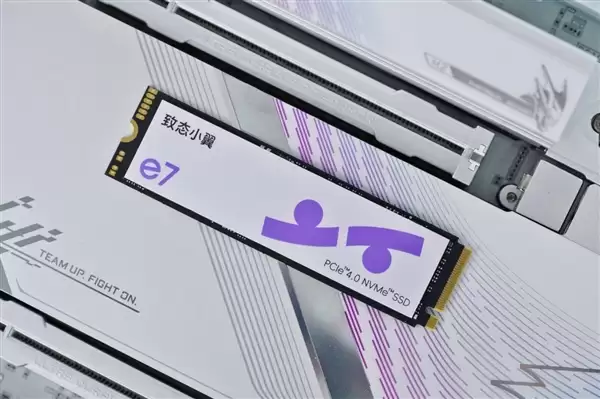 疾速6000MB/s！长江存储致态小翼e7 1TB SSD图赏