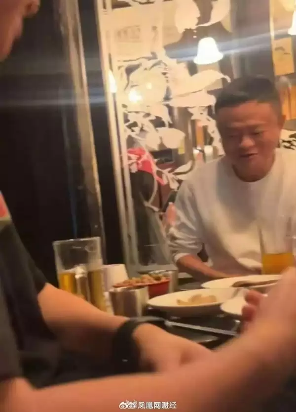 马云现身宁波与好友聚餐:在一家中式酒馆喝酒 脸色发红很惬意