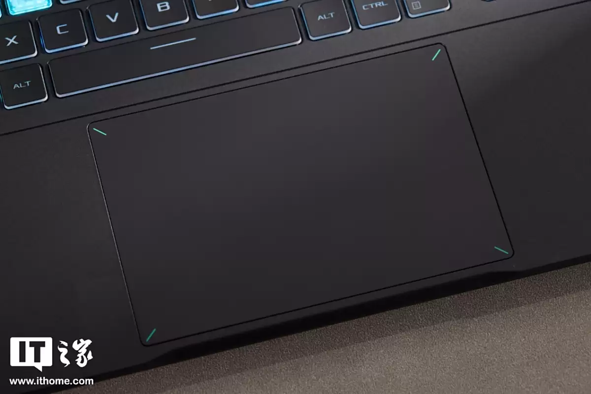 【IT之家开箱】华硕天选 6 Pro 酷睿版游戏本图赏：全新模具设计，多项细节优化