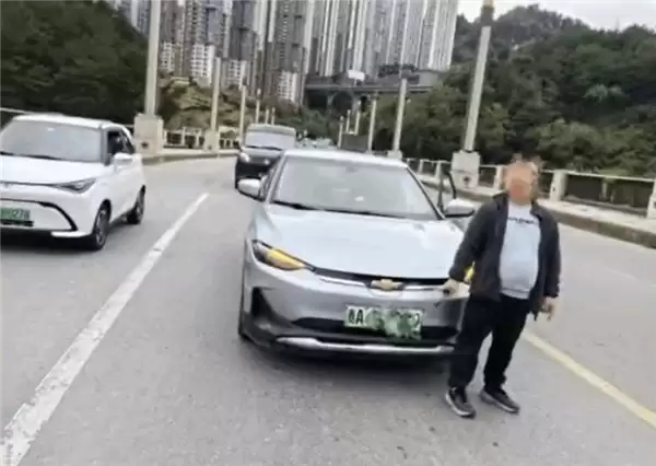 一小轿车累计违法354次被罚2万多 车主：车辆平时经常借给多个朋友