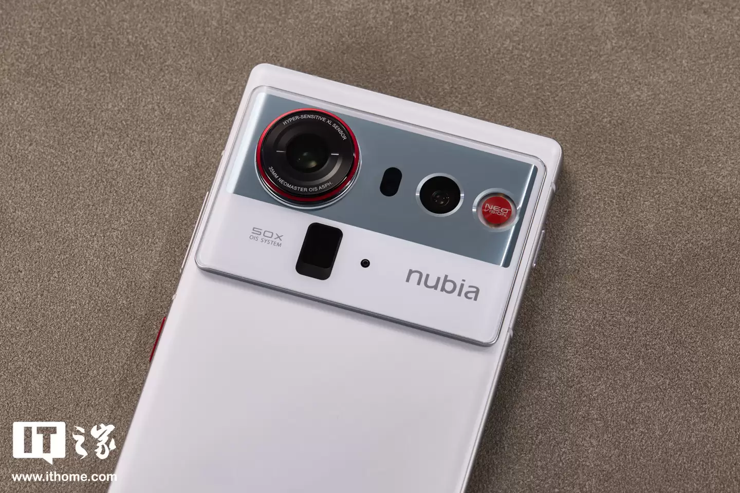【IT之家开箱】努比亚 Z80 Ultra 图赏：不跟随的真全面屏旗舰