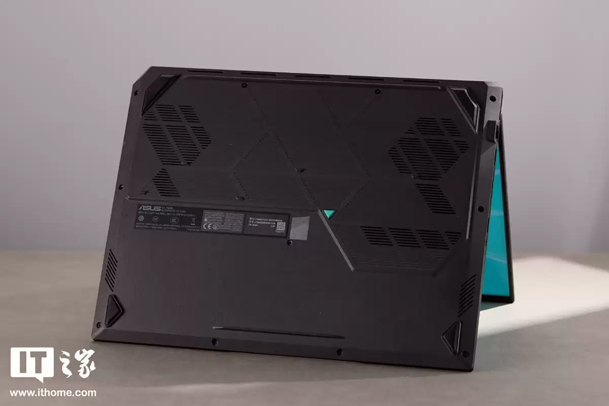 【IT之家开箱】华硕天选 6 Pro 酷睿版游戏本图赏：全新模具设计，多项细节优化