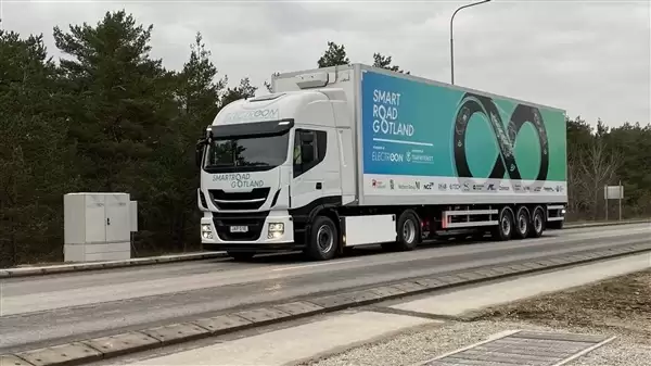 电动汽车不断电!法国高速公路测试“边开边充”技术:瞬时功率达300千瓦