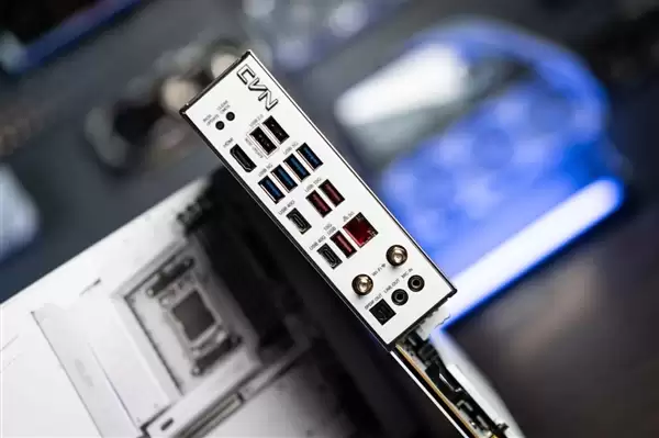 纯白只要2399元！七彩虹首款AMD X870E高端主板开卖
