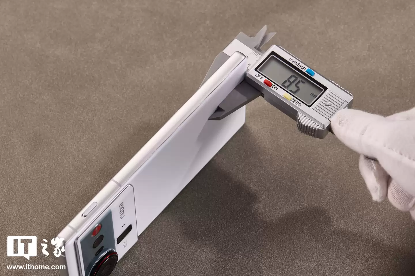 【IT之家开箱】努比亚 Z80 Ultra 图赏：不跟随的真全面屏旗舰