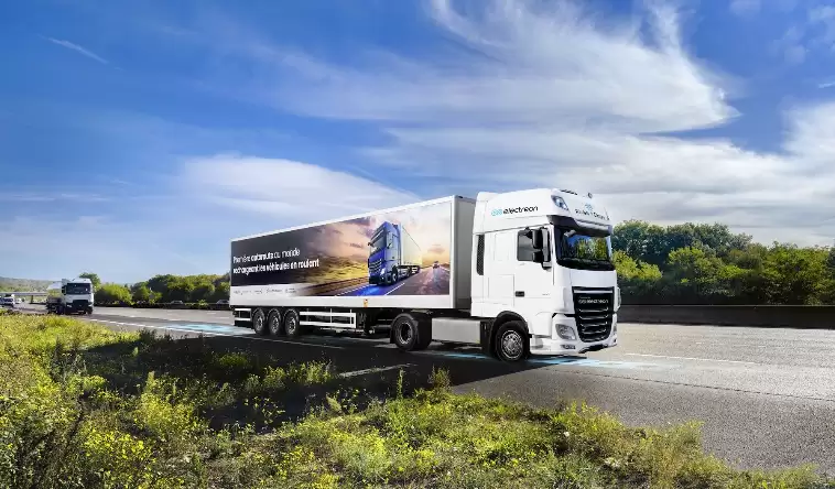 法国高速路全球首次测试电动汽车“边开边充”技术