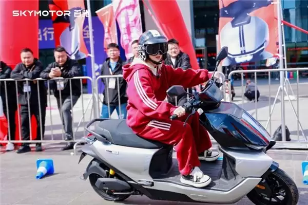 首驱「驾」到！首驱科技全球新品发布，以破界之势开启两轮新纪元