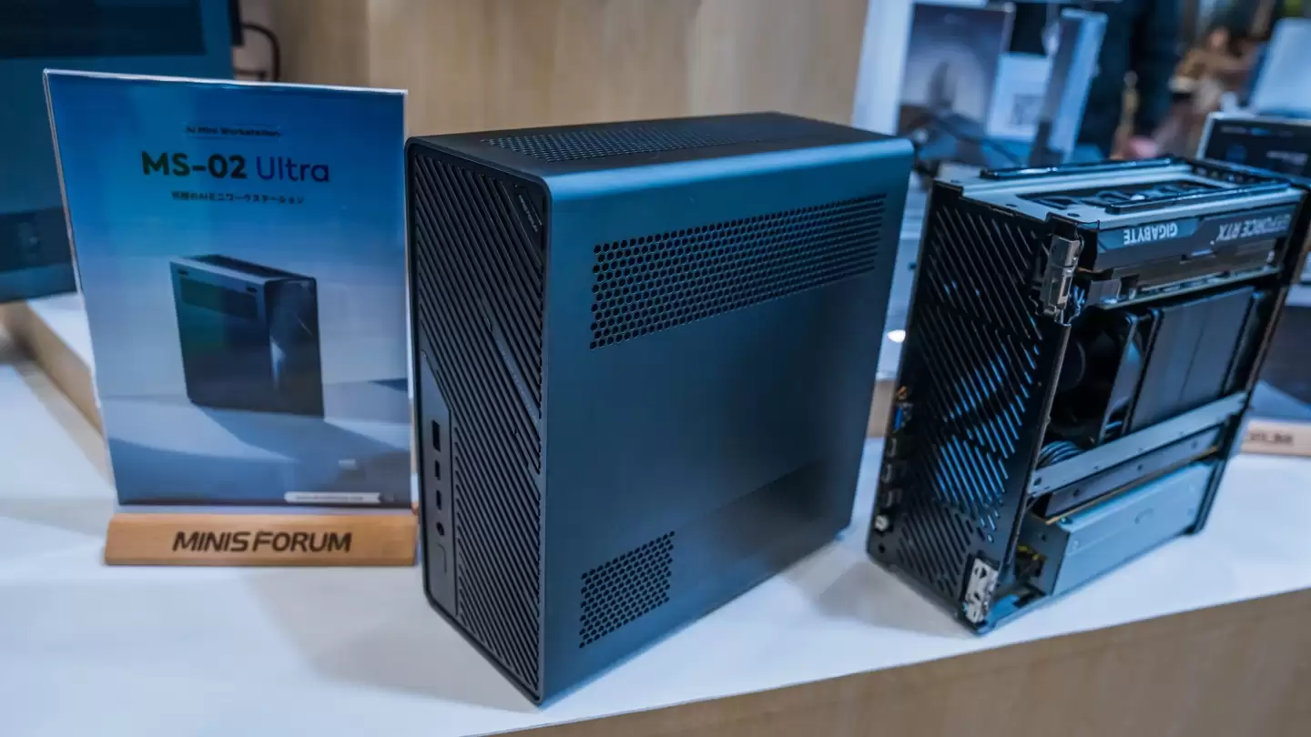 铭凡 AI 迷你工作站 MS-02 Ultra 实物亮相，提供 3 条 PCIe 插槽