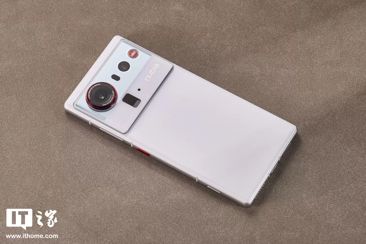 【IT之家开箱】努比亚 Z80 Ultra 图赏：不跟随的真全面屏旗舰
