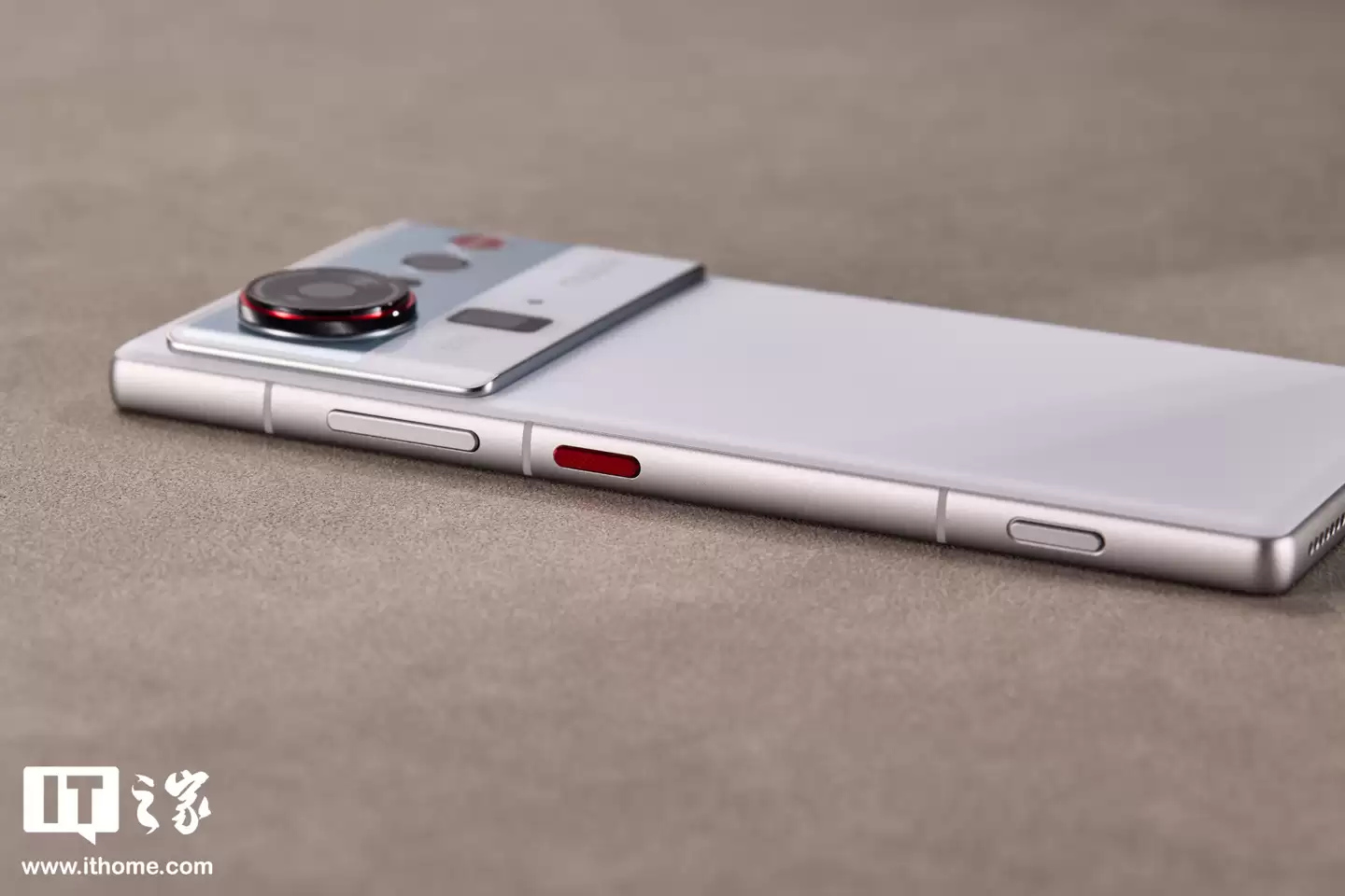 【IT之家开箱】努比亚 Z80 Ultra 图赏：不跟随的真全面屏旗舰