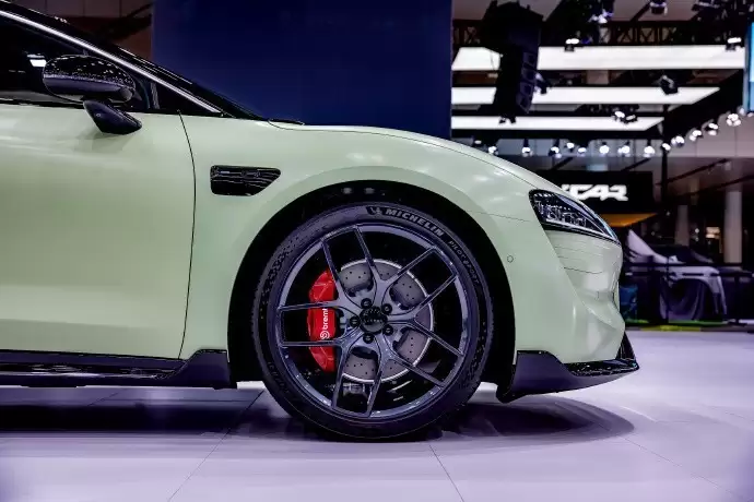 智界S7推出华为Pura 70同款香颂绿