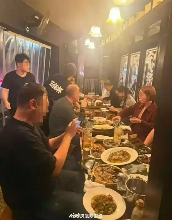 马云现身宁波与好友聚餐:在一家中式酒馆喝酒 脸色发红很惬意