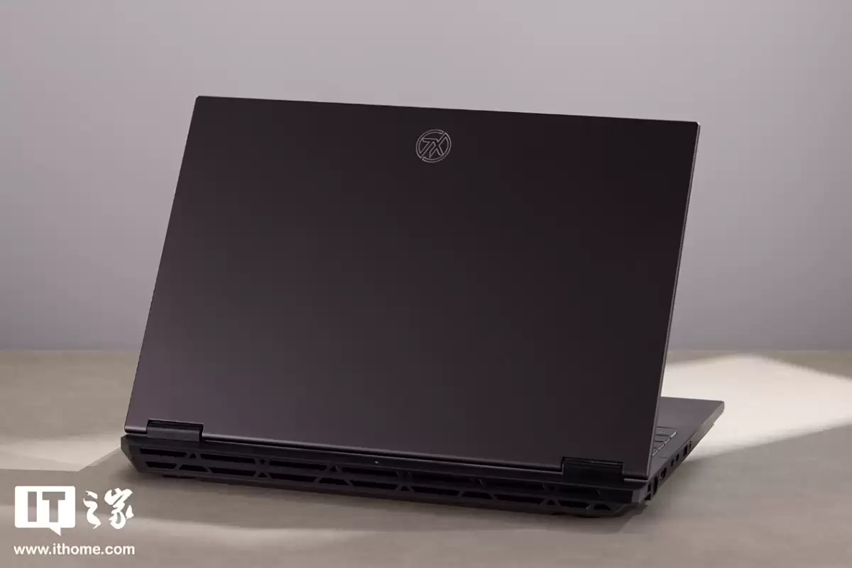 【IT之家开箱】华硕天选 6 Pro 酷睿版游戏本图赏：全新模具设计，多项细节优化