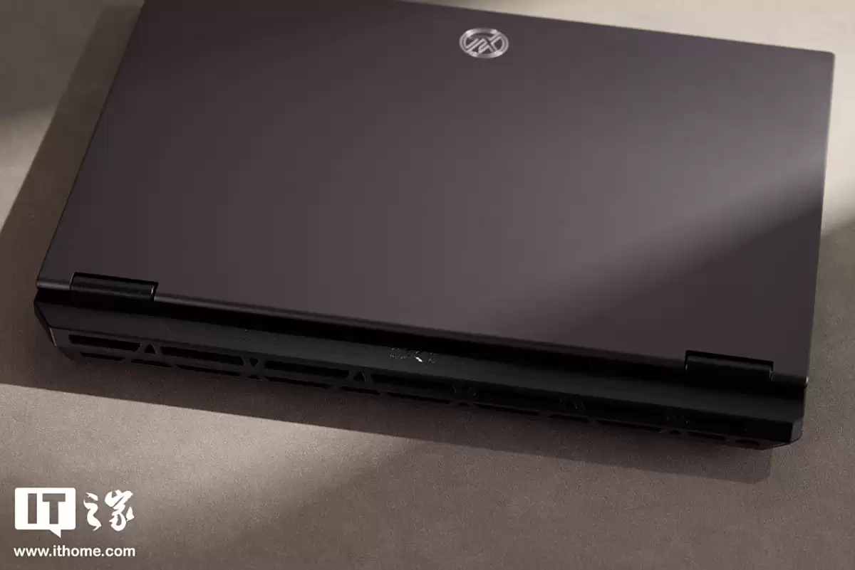 【IT之家开箱】华硕天选 6 Pro 酷睿版游戏本图赏：全新模具设计，多项细节优化