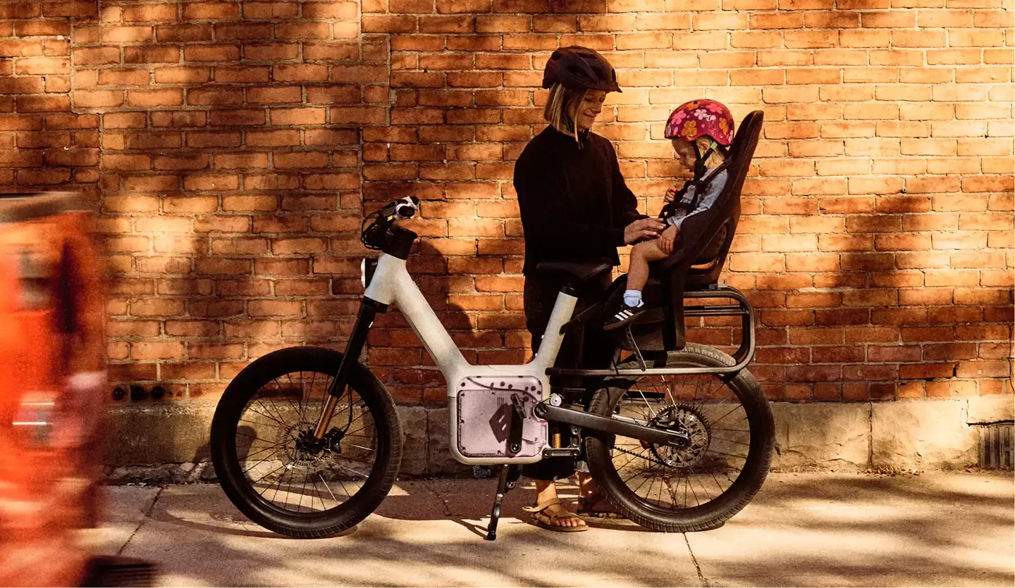 Rivian 杀入电动自行车市场：TM-B 满电续航 160 公里、最高时速 45 公里