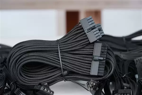 轻松驾驭RTX 5090!微星MEG Ai1600T PCIE5超神电源图赏
