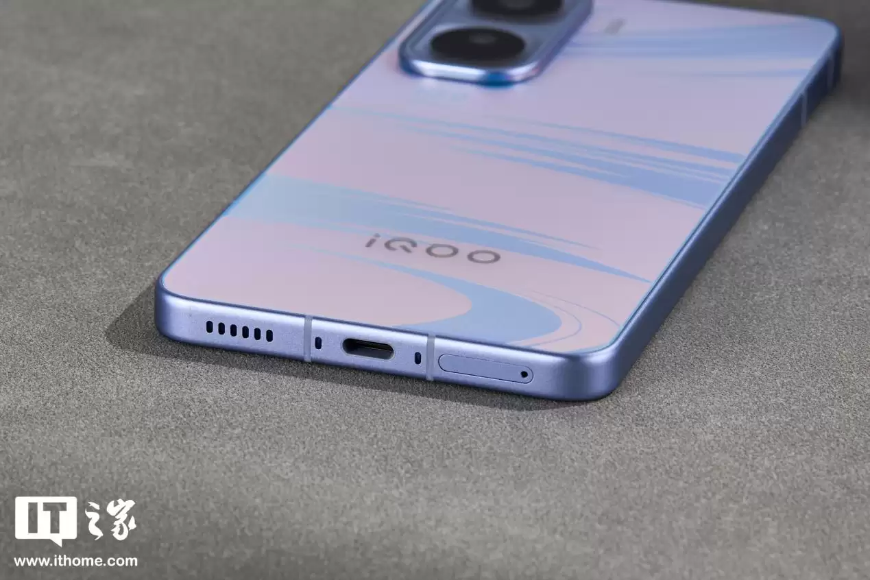 【IT之家开箱】iQOO Neo11“面对疾风”手机图赏：年轻玩家的电竞选优