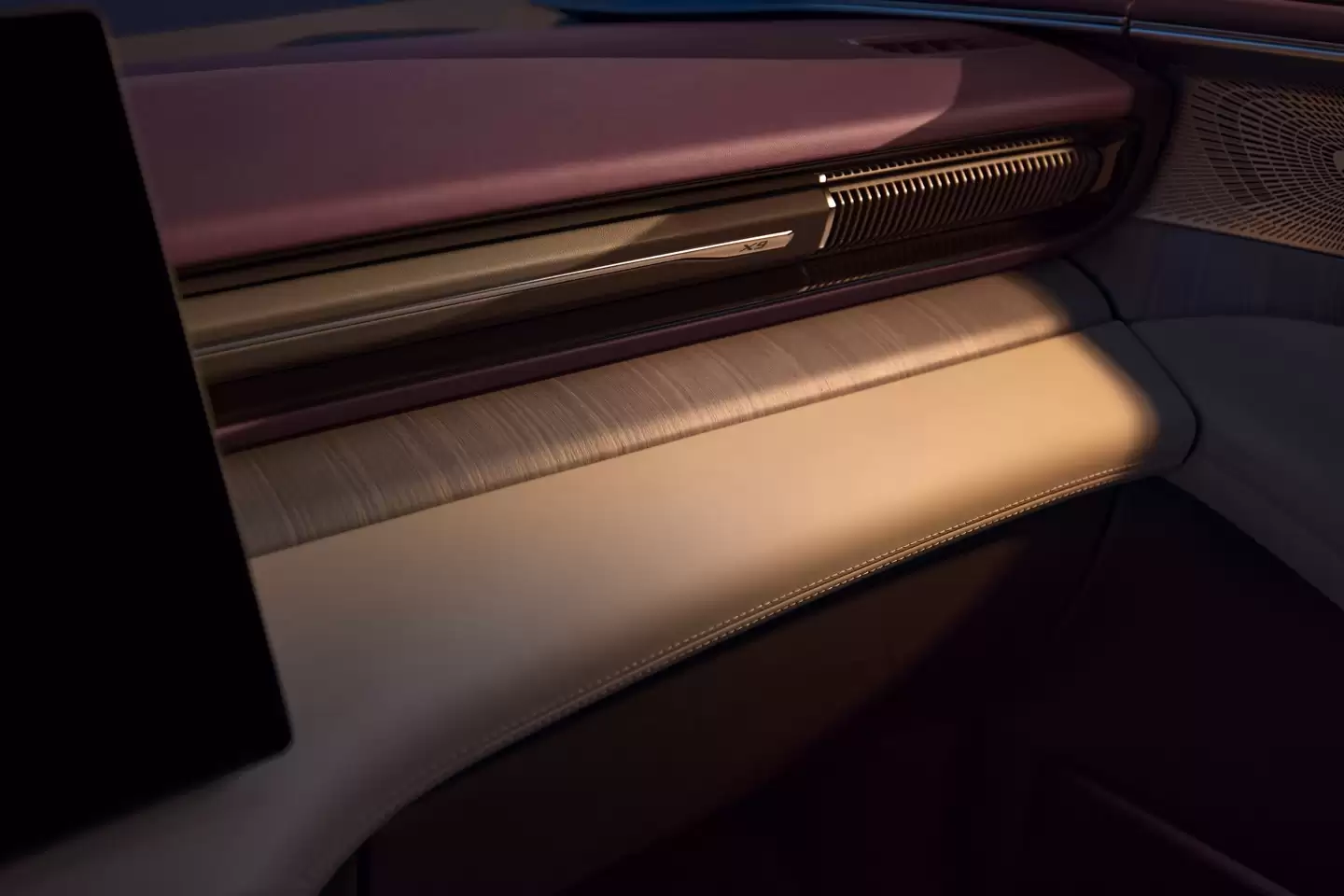 小鹏 X9 增程版内饰公开：穹顶星轨氛围灯、进口阿尤斯真木，号称