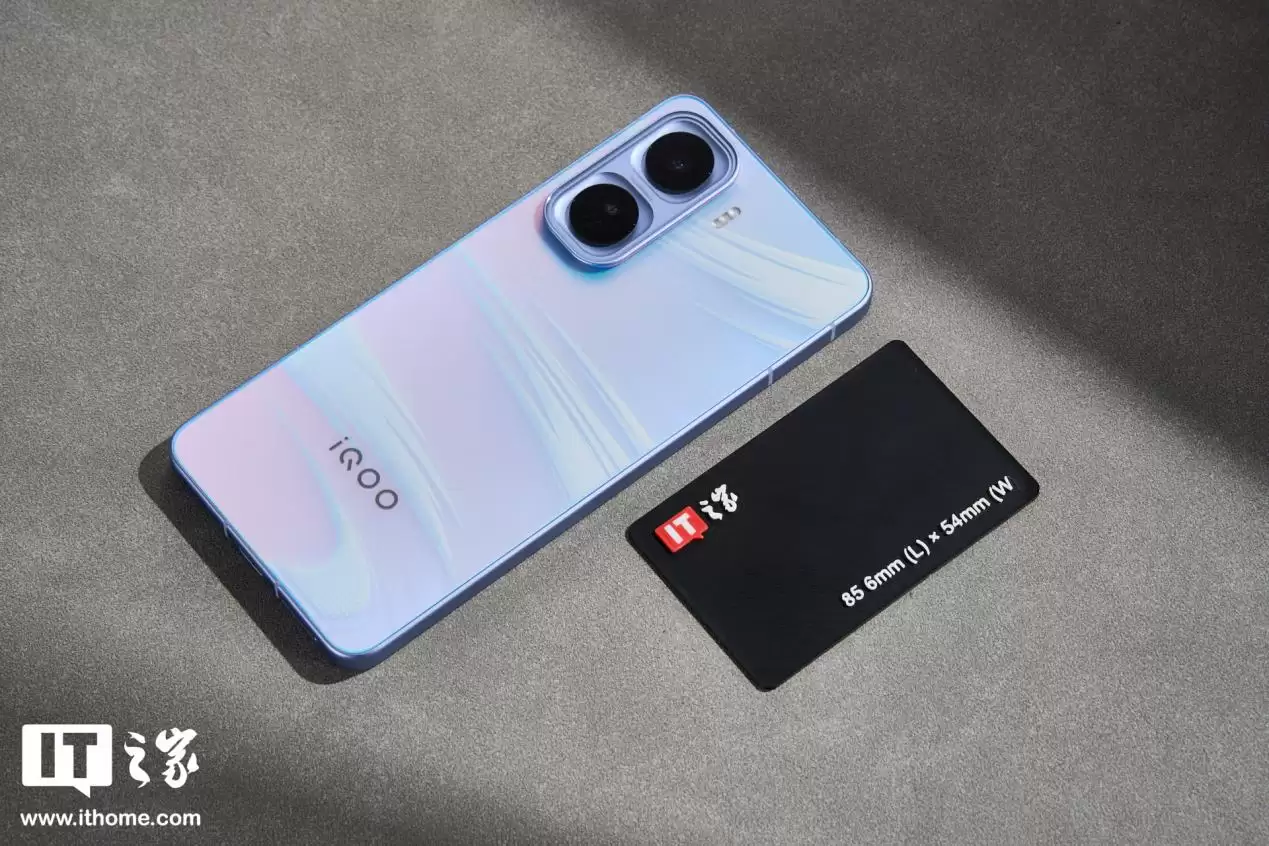 【IT之家开箱】iQOO Neo11“面对疾风”手机图赏：年轻玩家的电竞选优