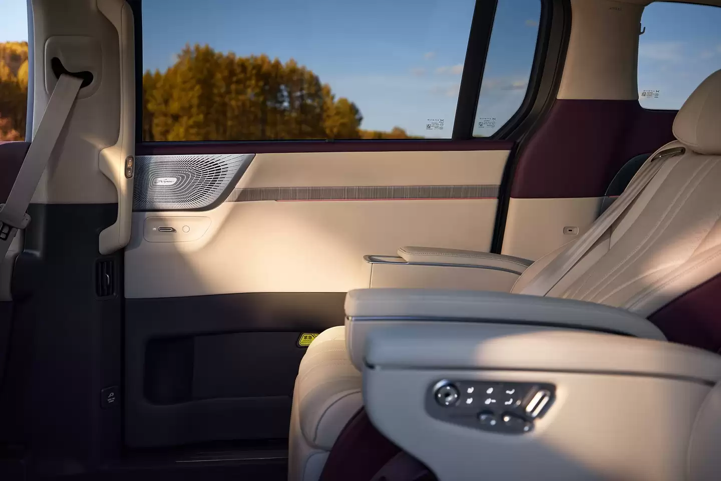 小鹏 X9 增程版内饰公开：穹顶星轨氛围灯、进口阿尤斯真木，号称