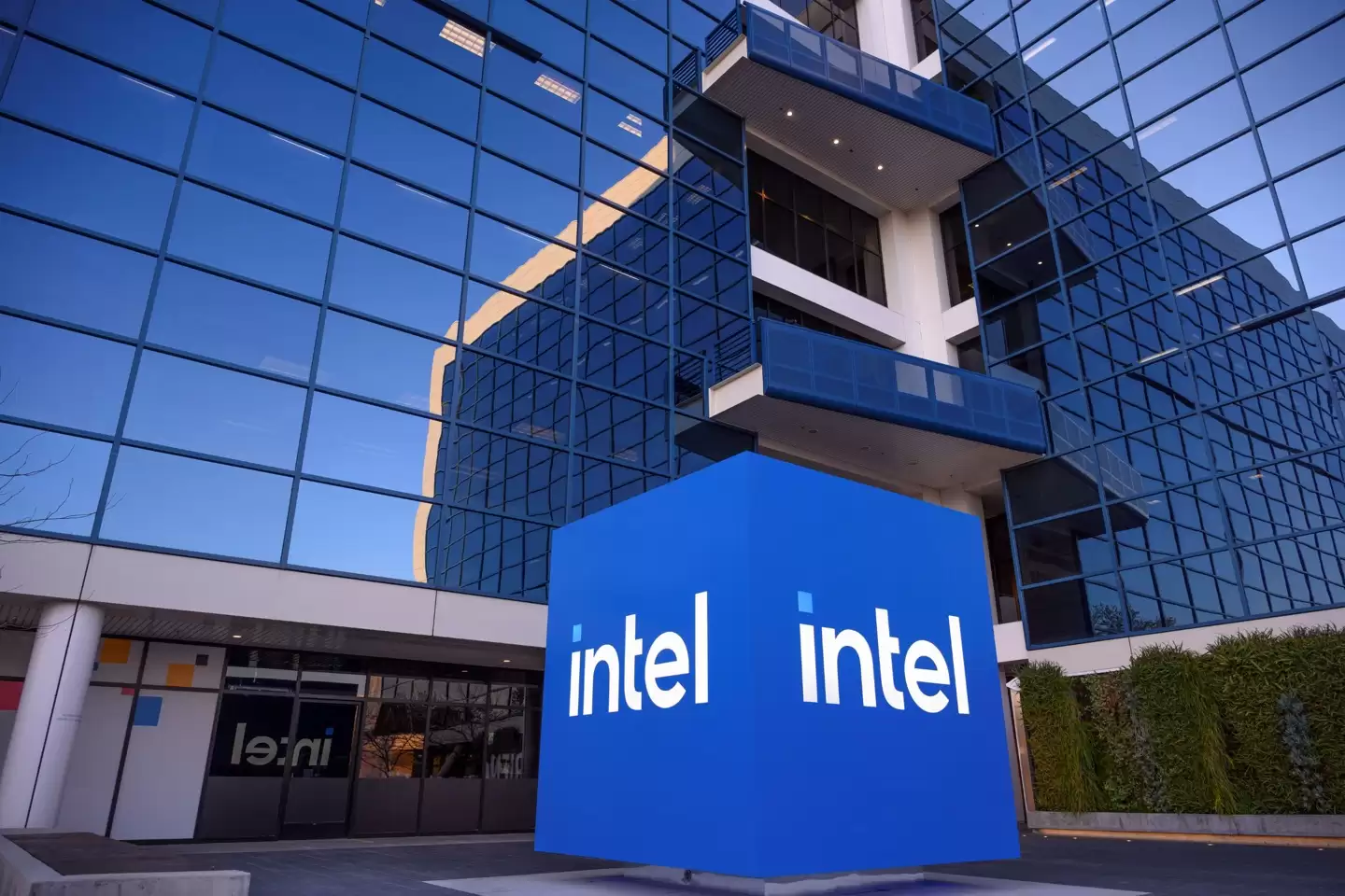 英特尔：Intel 10 / 7 制程产能紧张，AI PC 出货预期不变